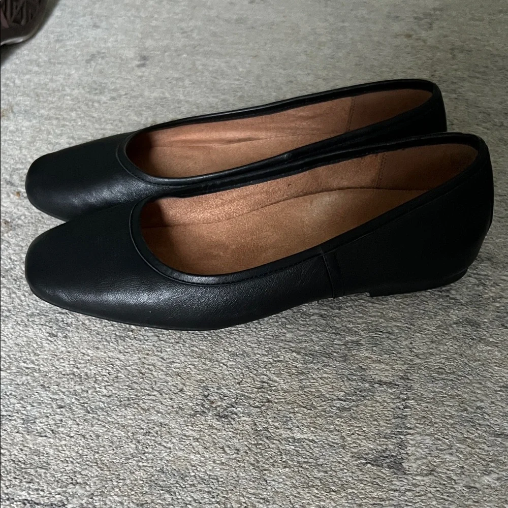 Vionic Women's Classic Black Flats - Picture 5 of 5